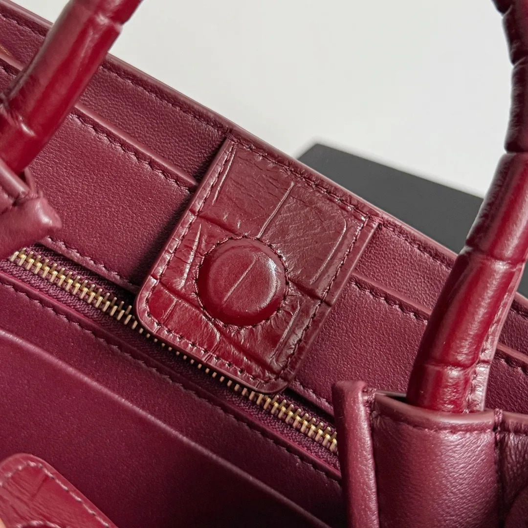 Batch 2880 BOTTEGA VENETA crocodile leather mini andiamo is paired with a four-piece oak hardware set, making the entire bag more layered. As a classic model of the BV family, each innovation brings different surprises to fans. There are three ways to carry it with different makeup. Crocodile skin is called the gold in leather and is famous for its top luxury and rarity. During use, the luster of the crocodile skin will not fade or fade with time. No matter how long it is used, it will still remain new. And because each crocodile skin is different, the effect of each crocodile leather bag is different. Style number: 777614+wood hardware Size: 22*15.5*9cm